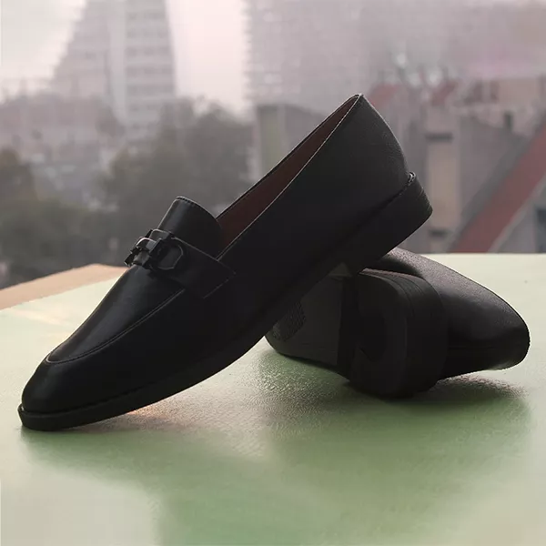 Black fashionable women's pumps